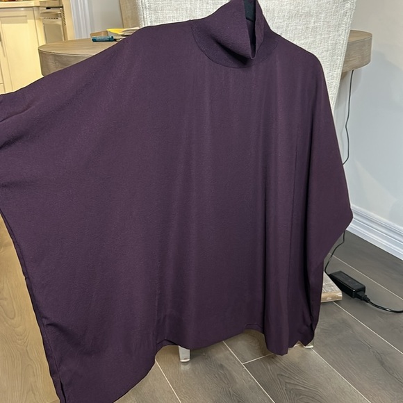 Aritzia Babaton Hamish Mock Neck Oversized
Bat Wing Dolman Sleeve Blouse Purple - Picture 9 of 16